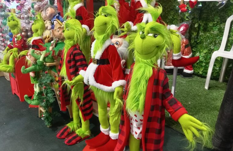 Entre muñecos y decoraciones, el Grinch se apodera de la Navidad en Arequipa