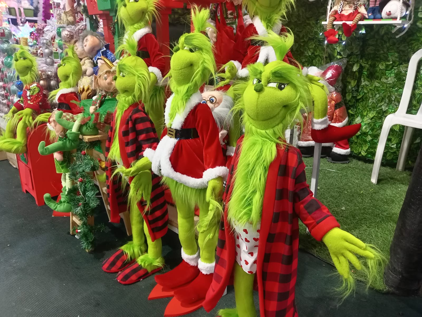 Entre muñecos y decoraciones, el Grinch se apodera de la Navidad en Arequipa