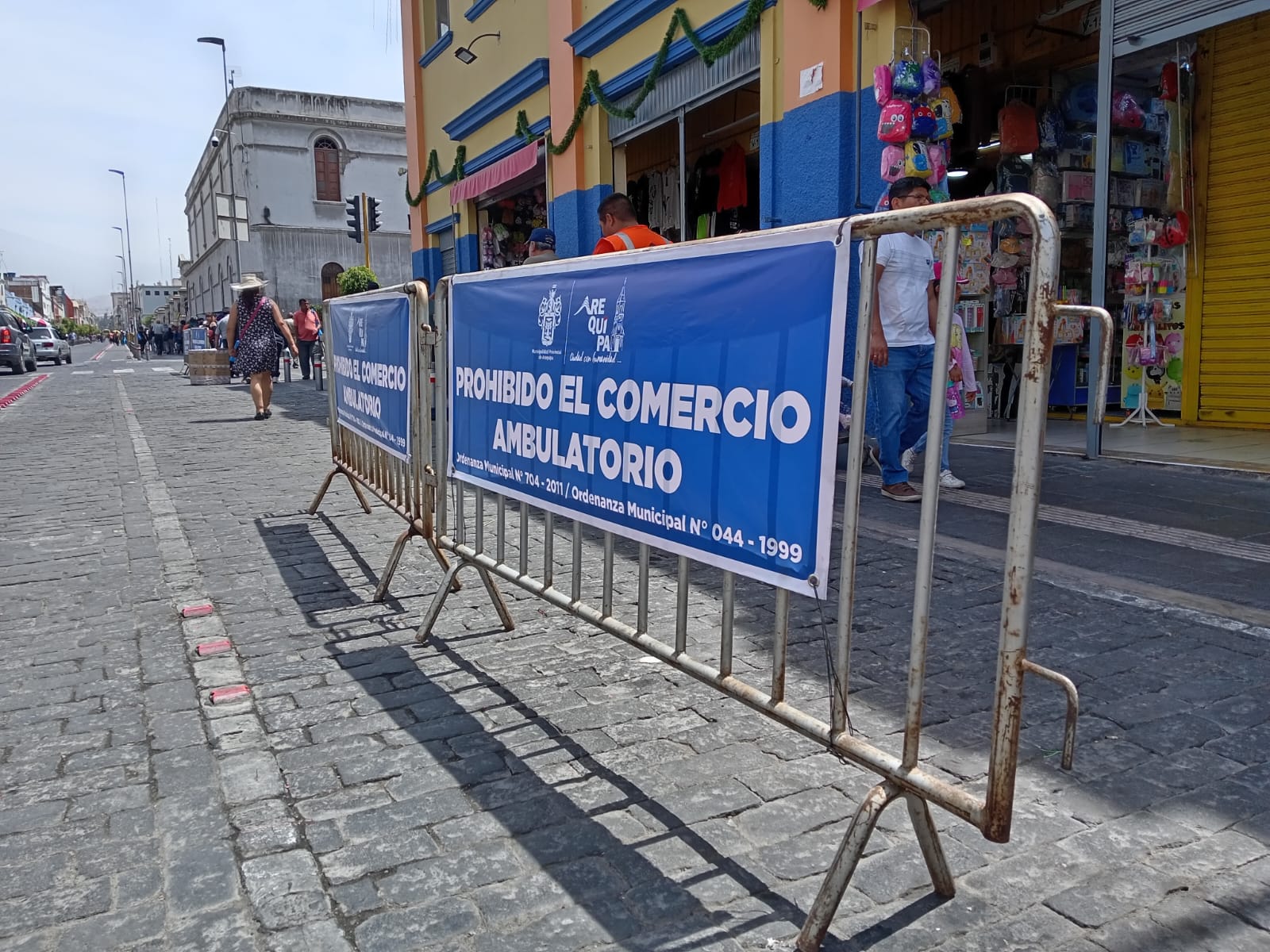 Arequipa: Municipio provincial también coloca vallas contra el comercio ambulatorio