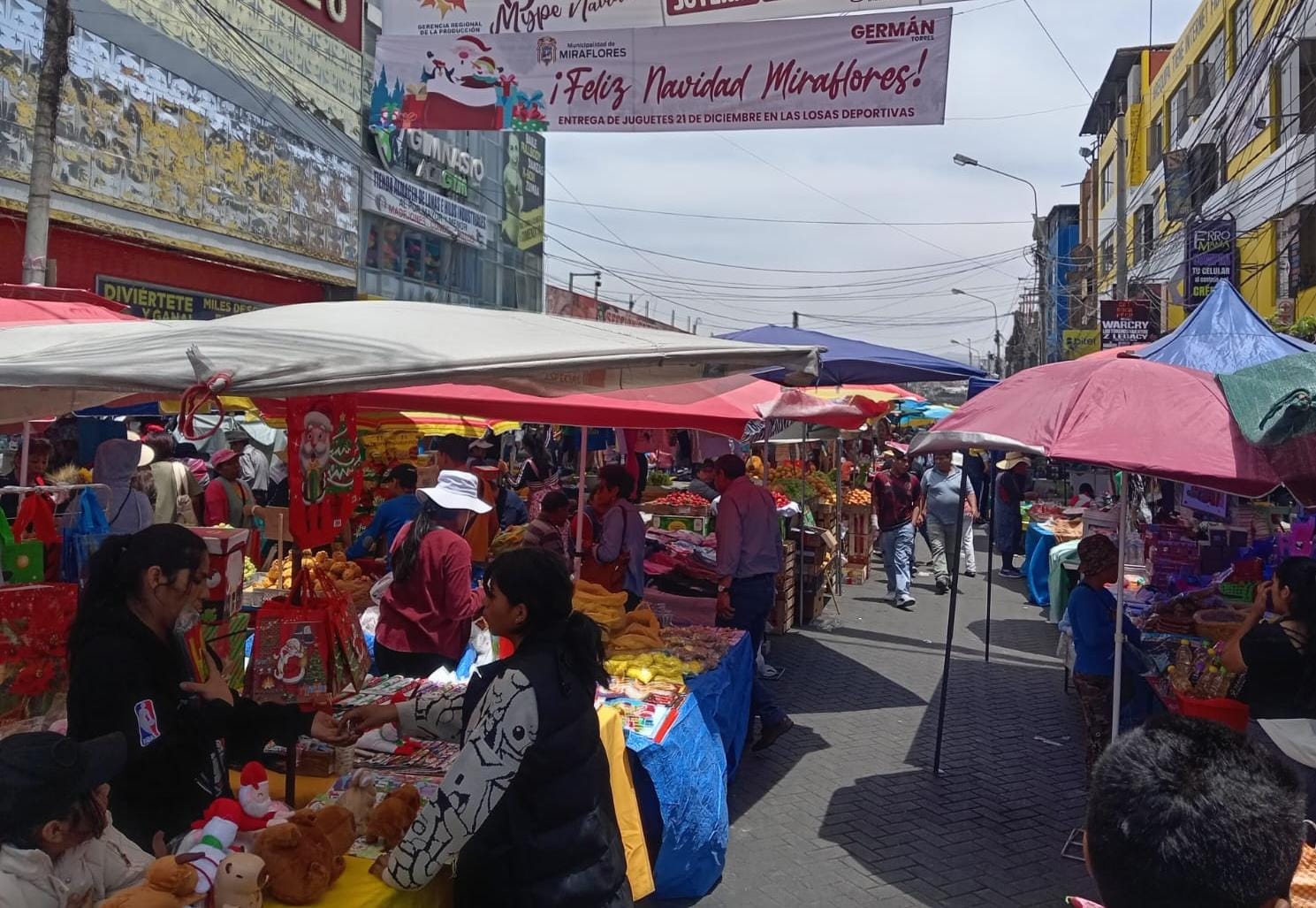 Inescrupulosos invaden fachada de la feria El Altiplano