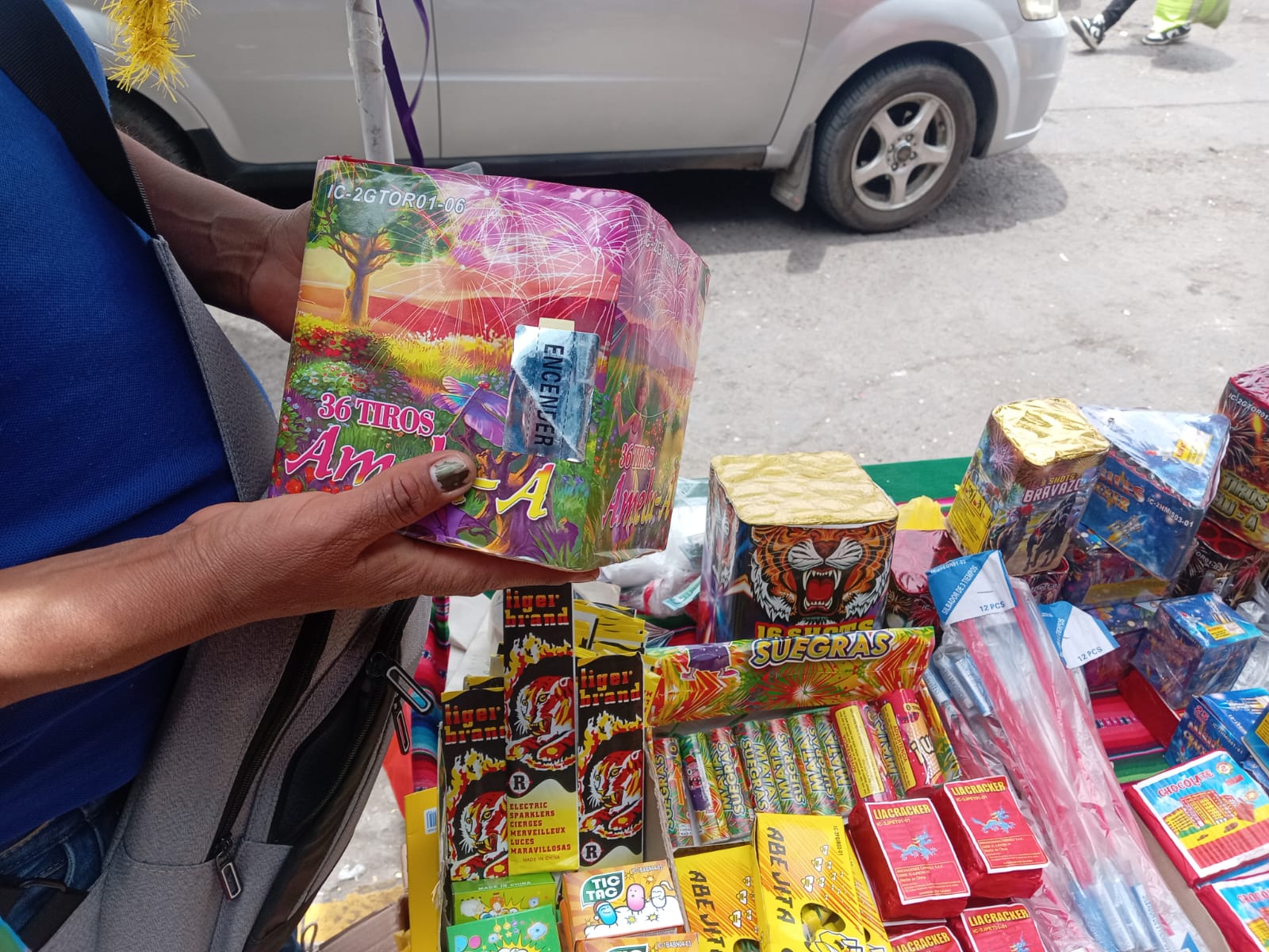 Ambulantes venden juegos pirotécnicos sin control en el centro de Arequipa