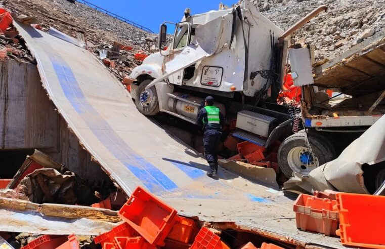 Camión cae al barranco en vía Costanera Quilca-Matarani