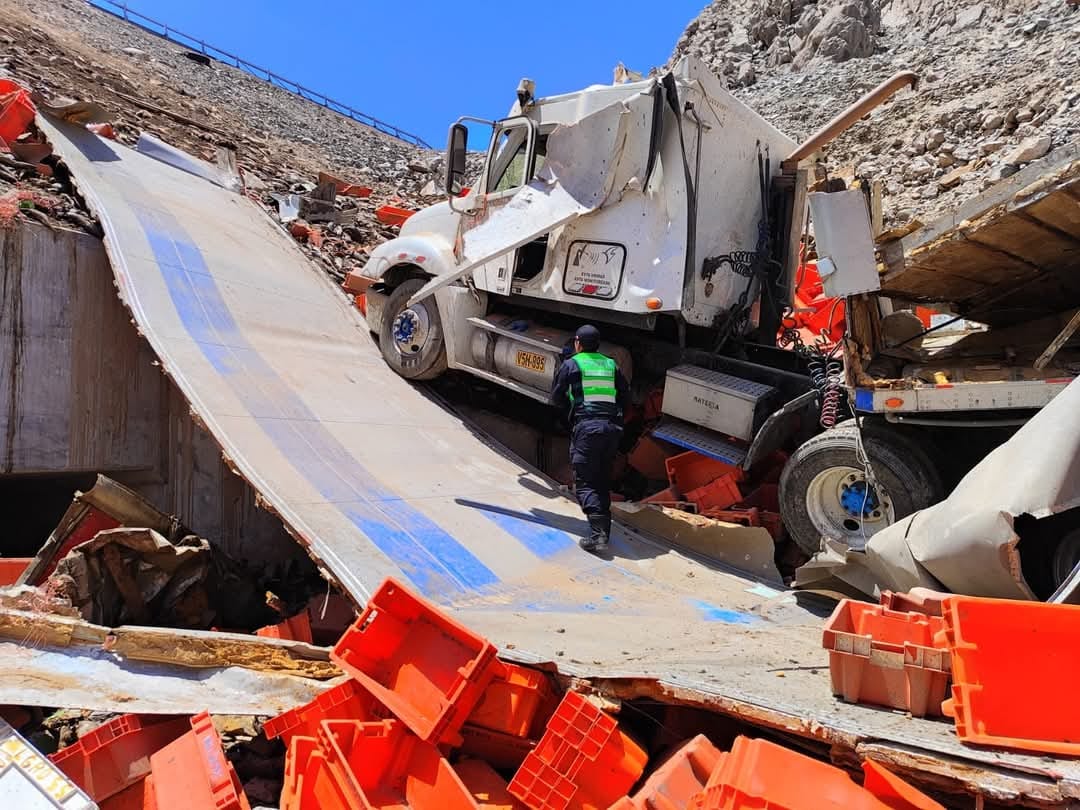 Camión cae al barranco en vía Costanera Quilca-Matarani