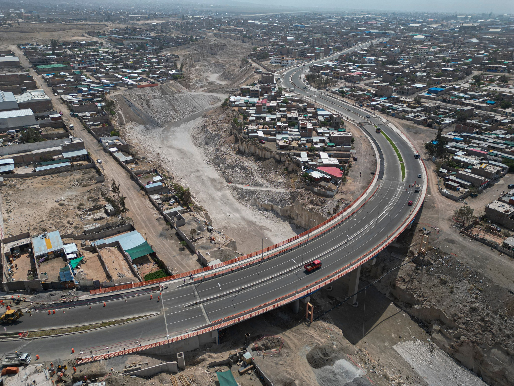 Cuestionan inauguración de obras inconclusas en la vía de Cuatro Carriles