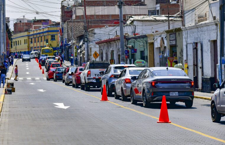 Se registra congestión vehicular en Calles 28 de Julio y Garci de Carbajal