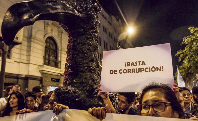 Perú lidera ranking de percepción de corrupción y desconfianza en autoridades