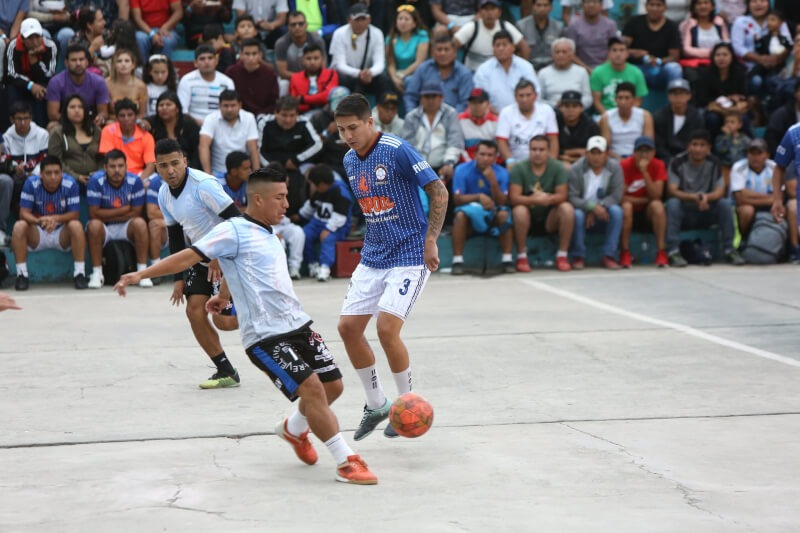 Equipos conformados por padres, hijos y nietos juegan singular torneo