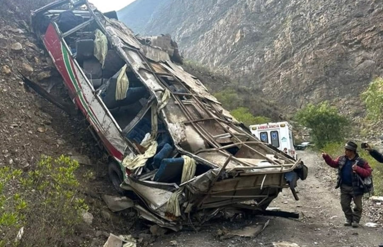 Bus cae a un abismo y cuatro personas pierden la vida