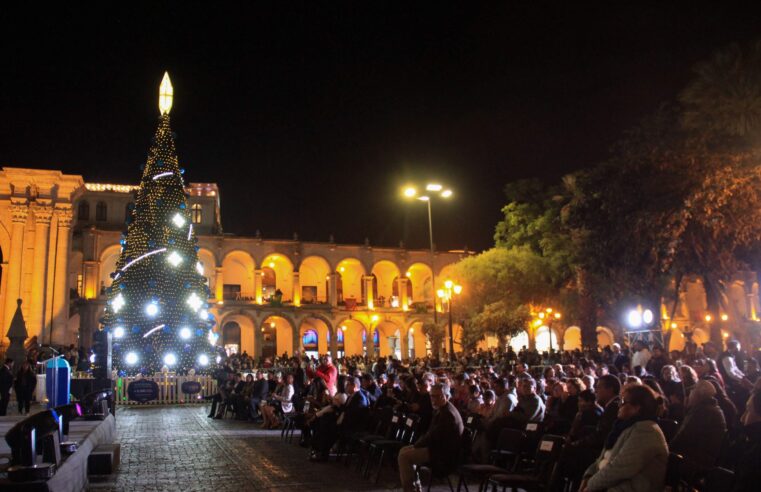 Encendido del árbol navideño en Plaza de Armas de Caja Arequipa