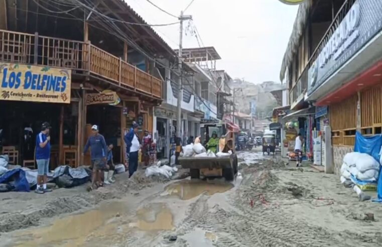 Intensa jornada de limpieza en Máncora tras inundaciones por oleaje