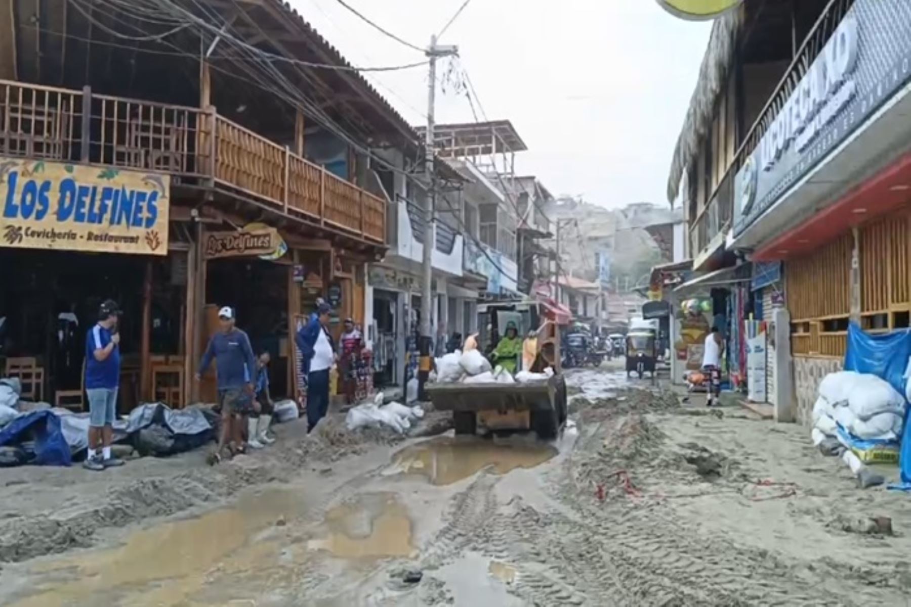 Intensa jornada de limpieza en Máncora tras inundaciones por oleaje