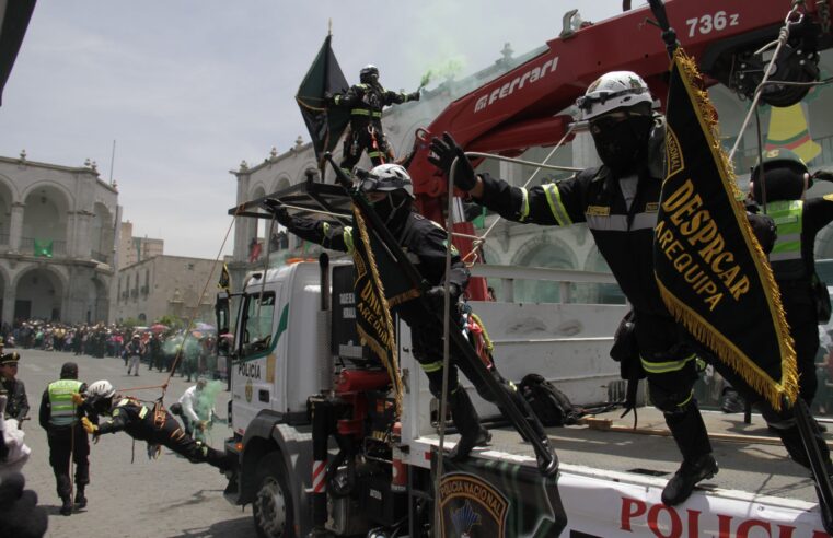 PNP desfila orgullosa en Plaza de Armas por su aniversario