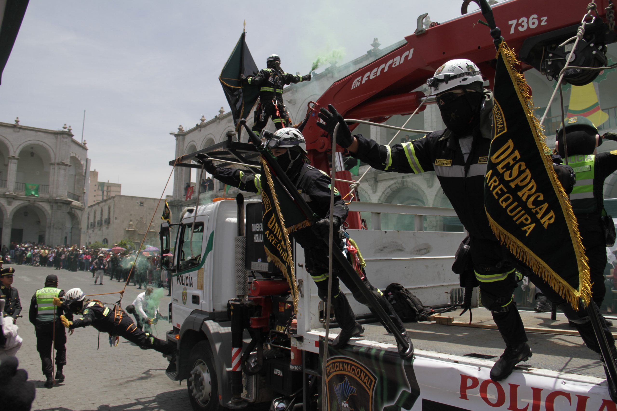 PNP desfila orgullosa en Plaza de Armas por su aniversario