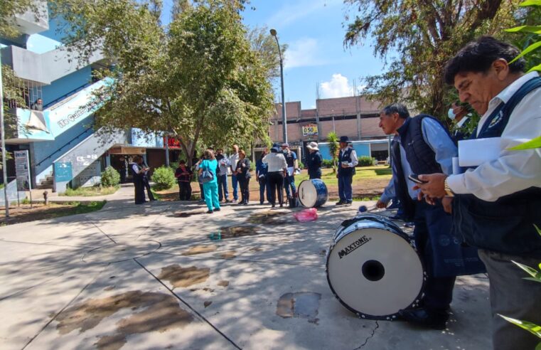 Trabajadores de Red de Salud Arequipa-Caylloma protestan por baja ejecución presupuestal