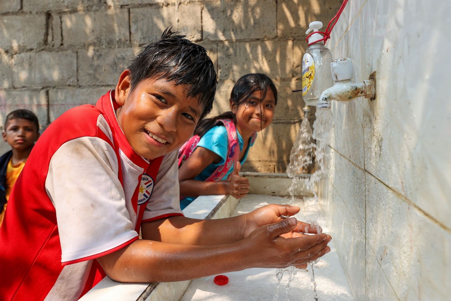 Casi 159 000 peruanos accedieron a  agua potable y saneamiento el 2024