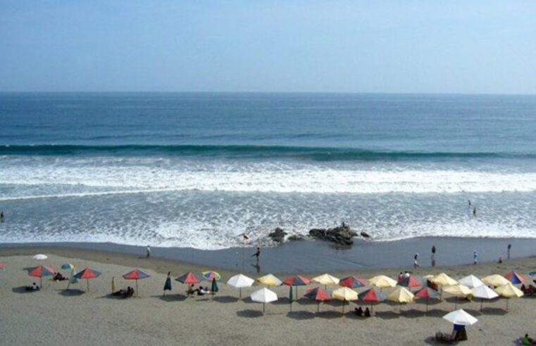 Centenares de turistas bolivianos visitan las playas arequipeñas