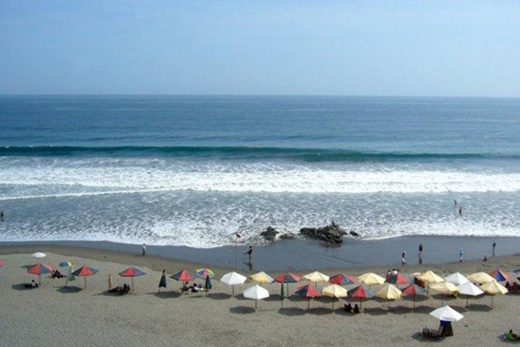 Centenares de turistas bolivianos visitan las playas arequipeñas