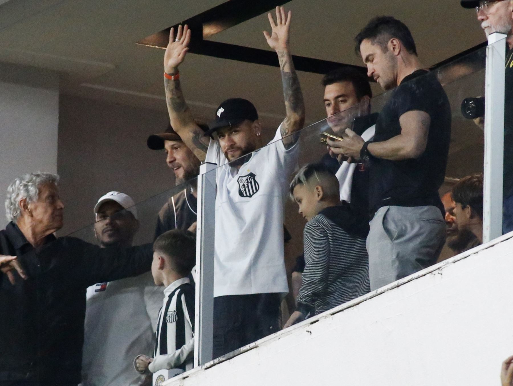 Santos le da la bienvenida a su estrella Neymar
