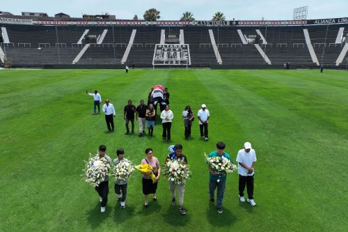 Sotil recibió los últimos homenajes por su trayectoria