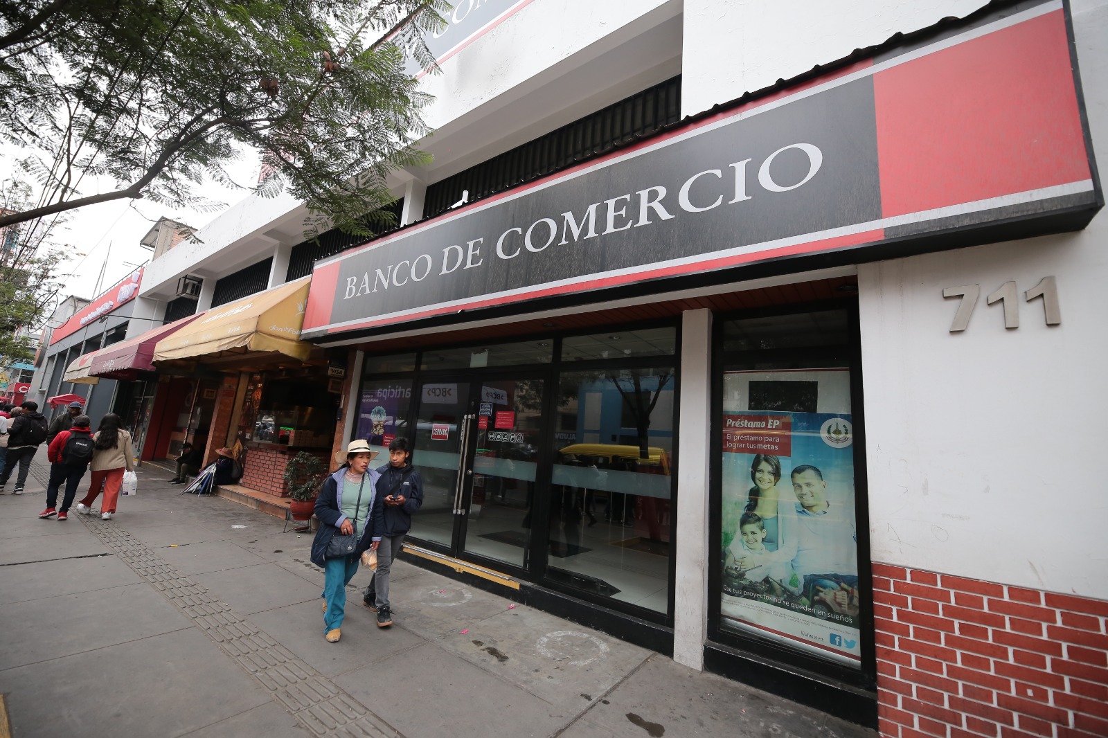 Embargan instalaciones del Banco de Comercio en Arequipa