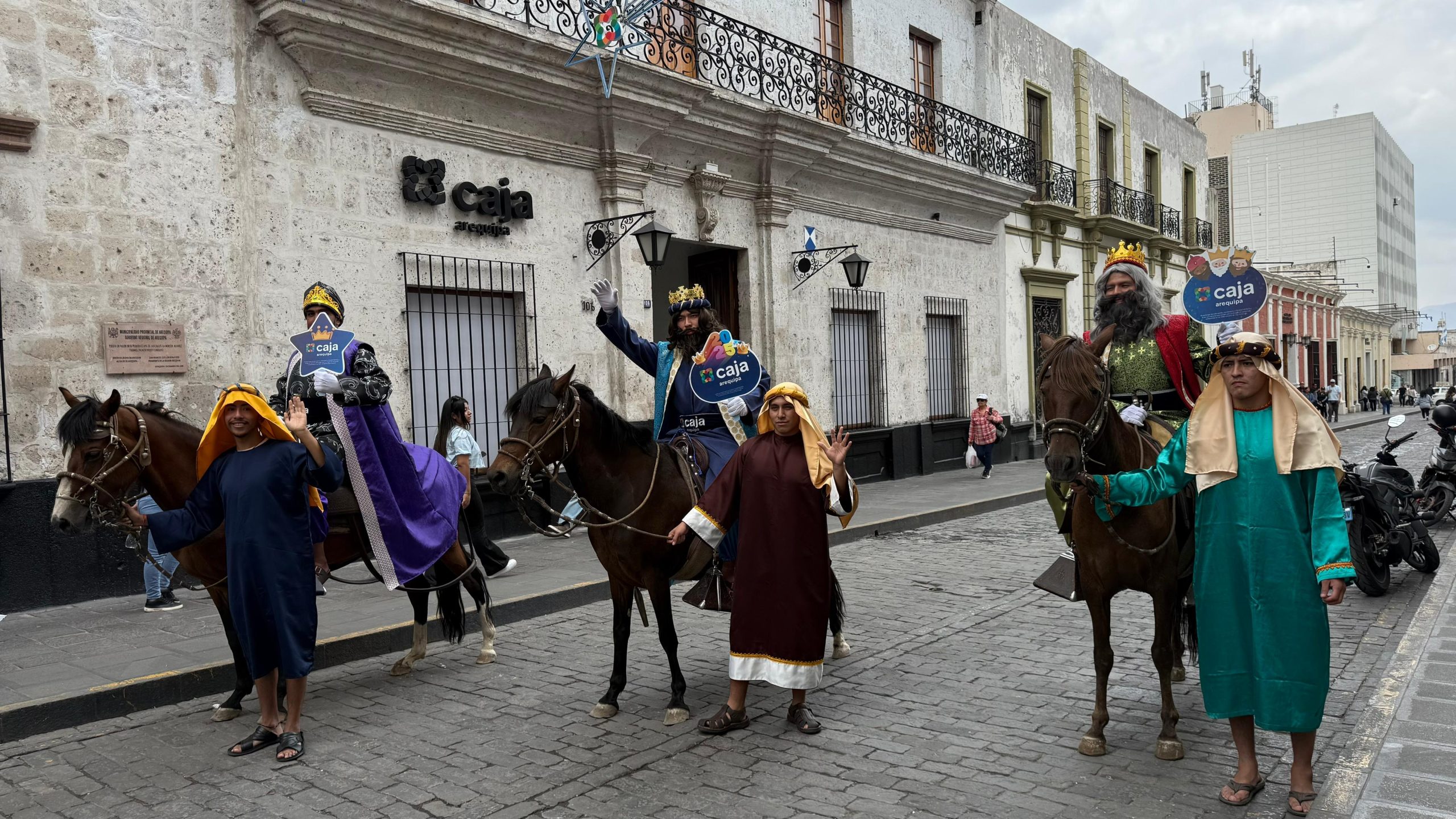 Caja Arequipa cierra festividades navideñas con bajada de Reyes Magos