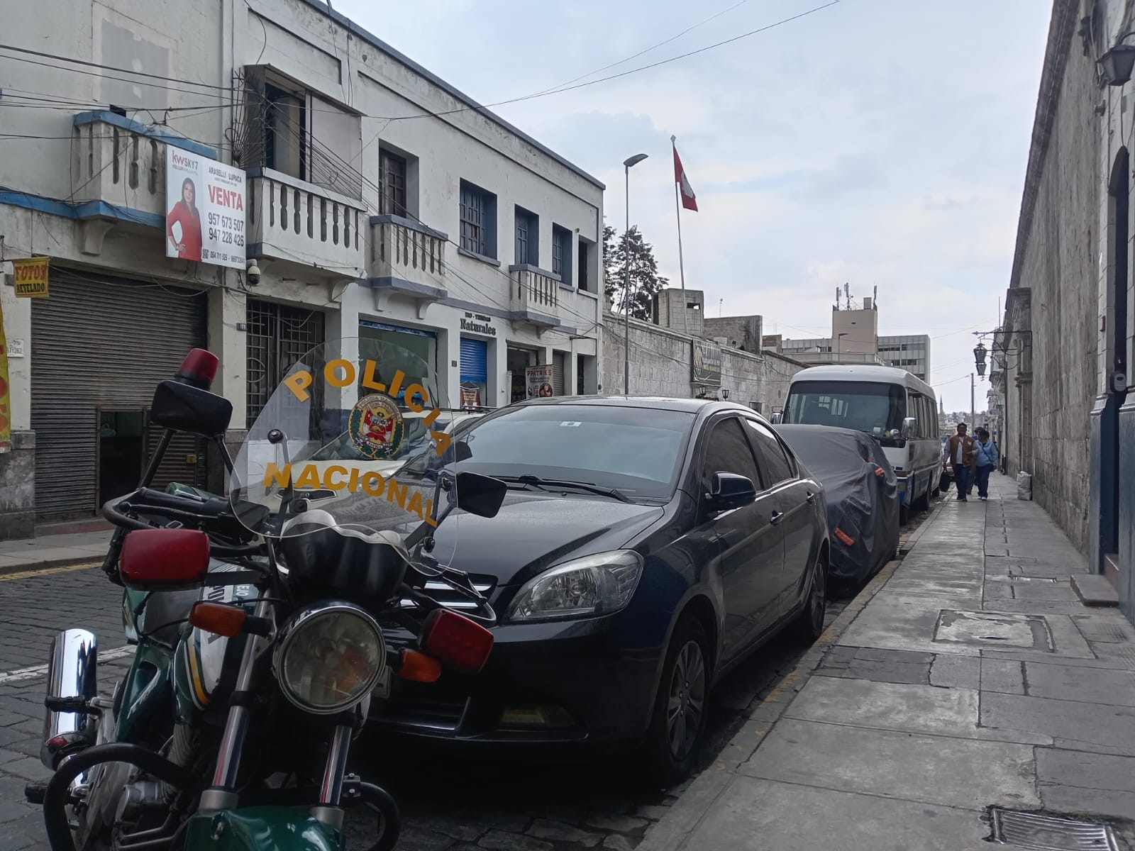 Calle Palacio Viejo sigue siendo estacionamiento de la PNP