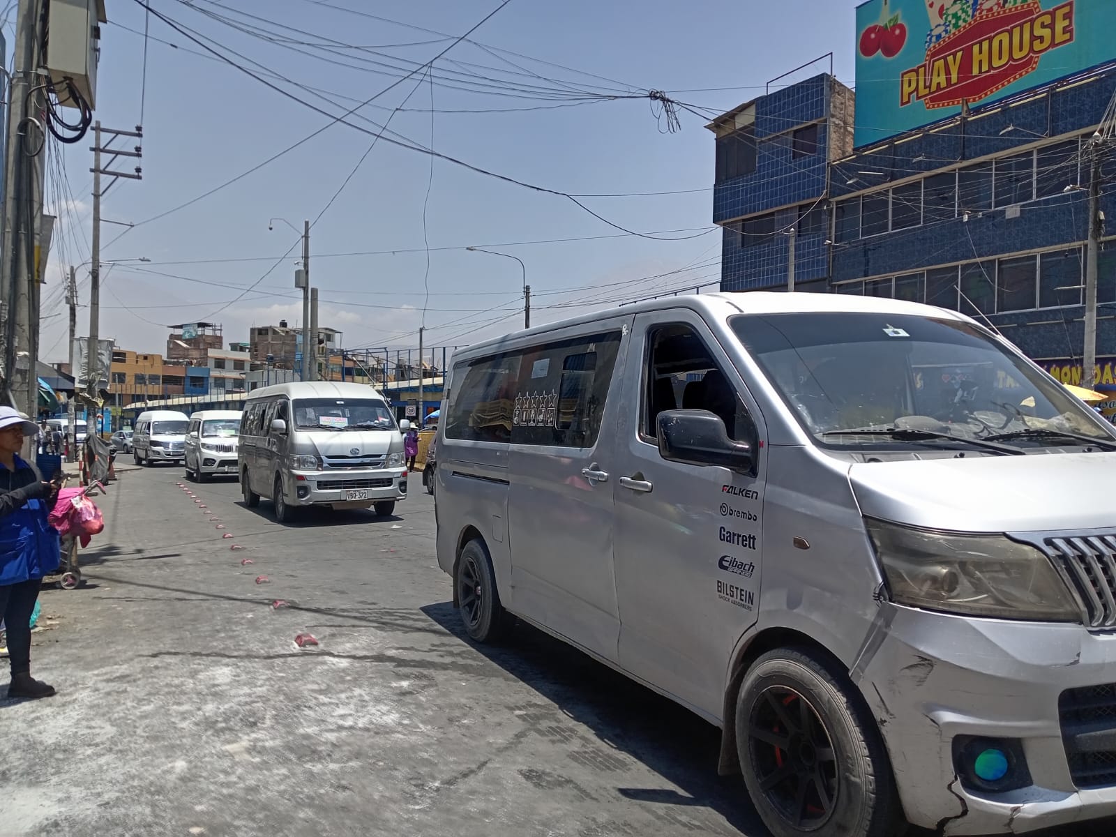 Culpan a «loncheritas» y minivanes por tráfico en el Avelino