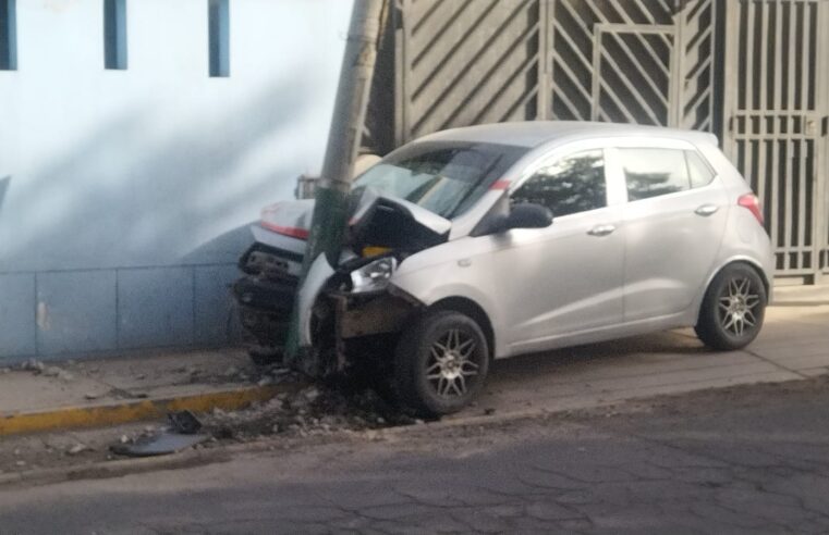 Arequipa: Malos conductores siguen dañando postes de luz