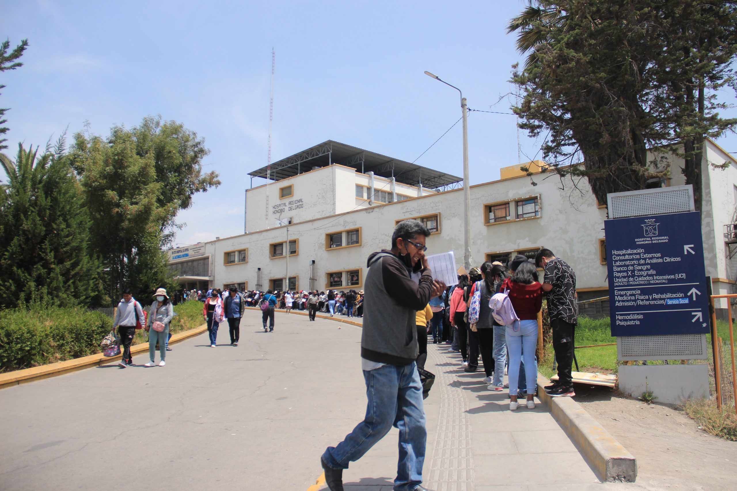 Colas en hospital Honorio Delgado persisten pese a cambio de modalidad de entrega de citas