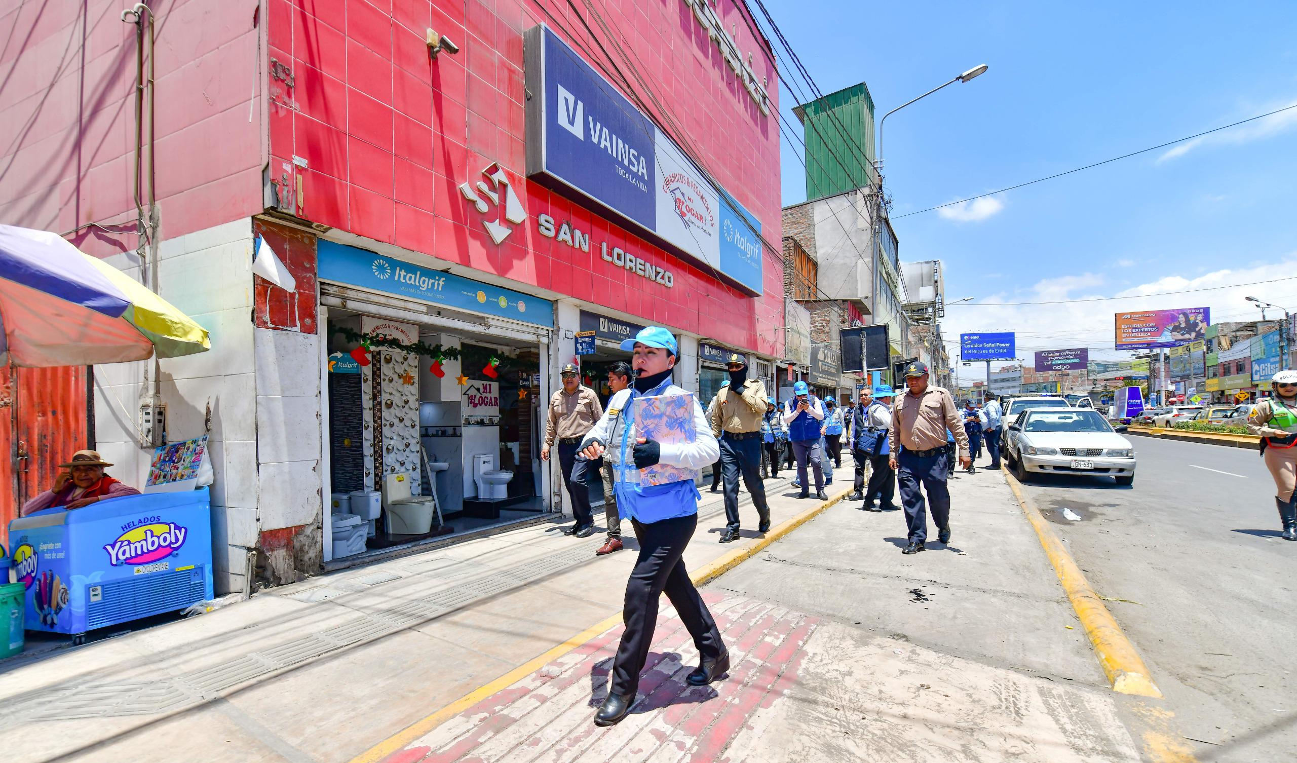 Liberan productos de ferretería colocados en veredas de Av. Jesús