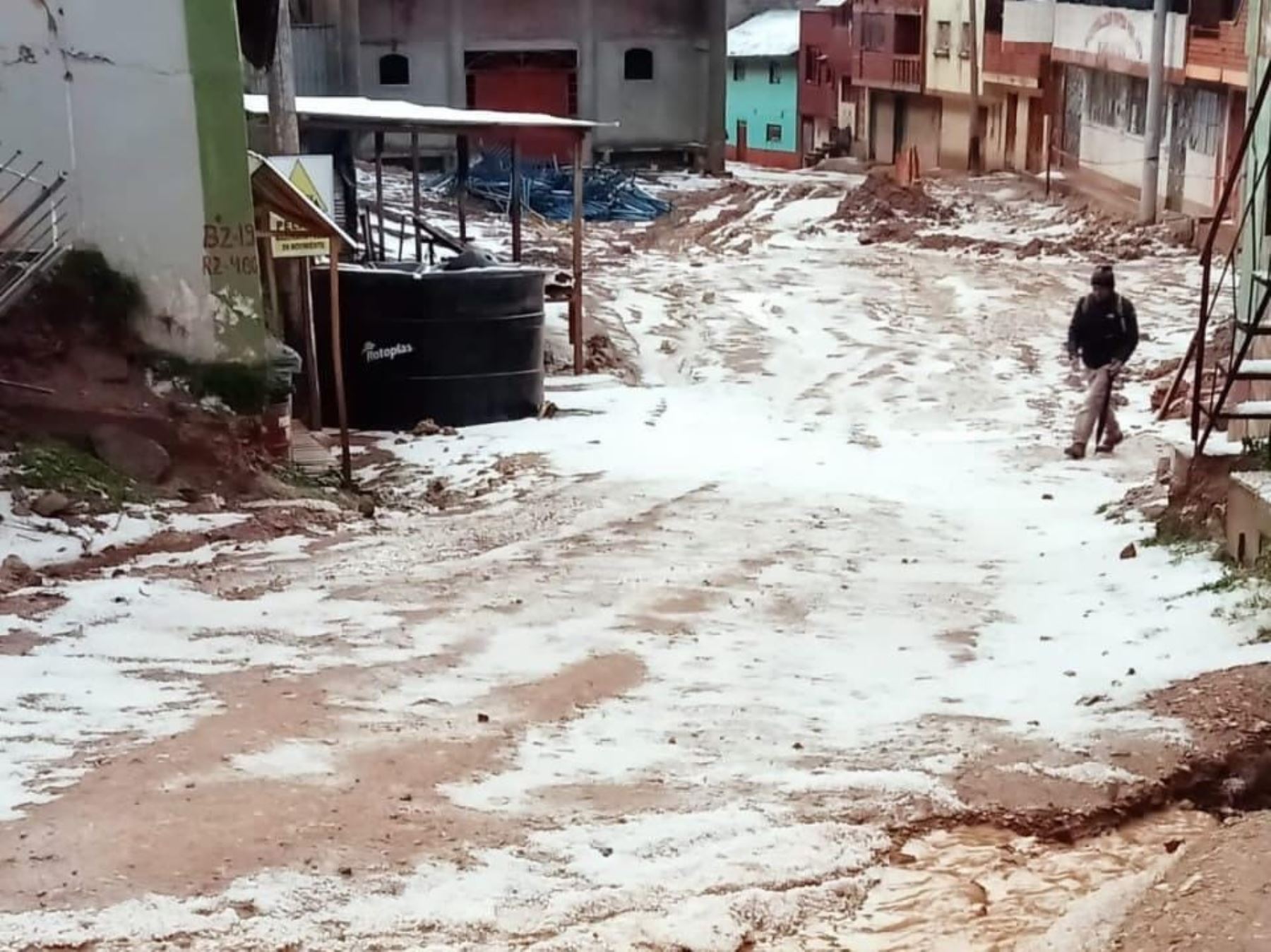 Lluvias y granizo causan daños en viviendas y en la iglesia