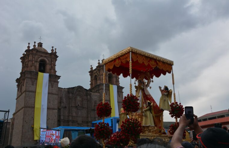 ¿Cómo contribuye la fiesta de la Candelaria a la identidad de puneños?
