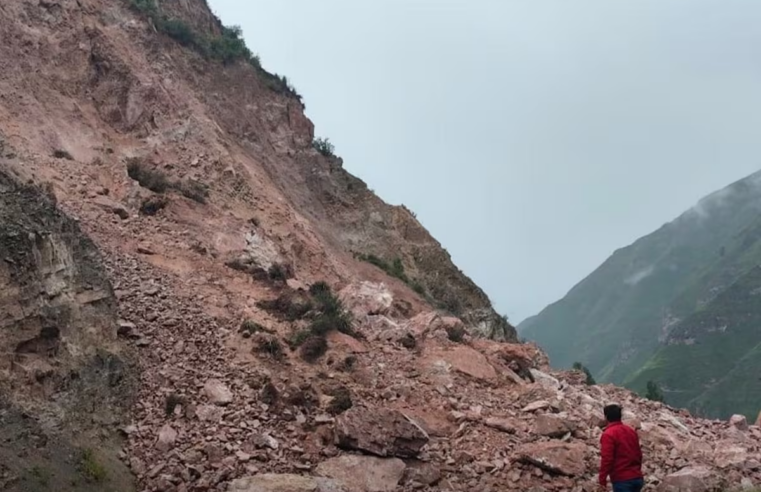 Derrumbe de grandes proporciones bloquea vía  en Valle Sagrado de los Incas