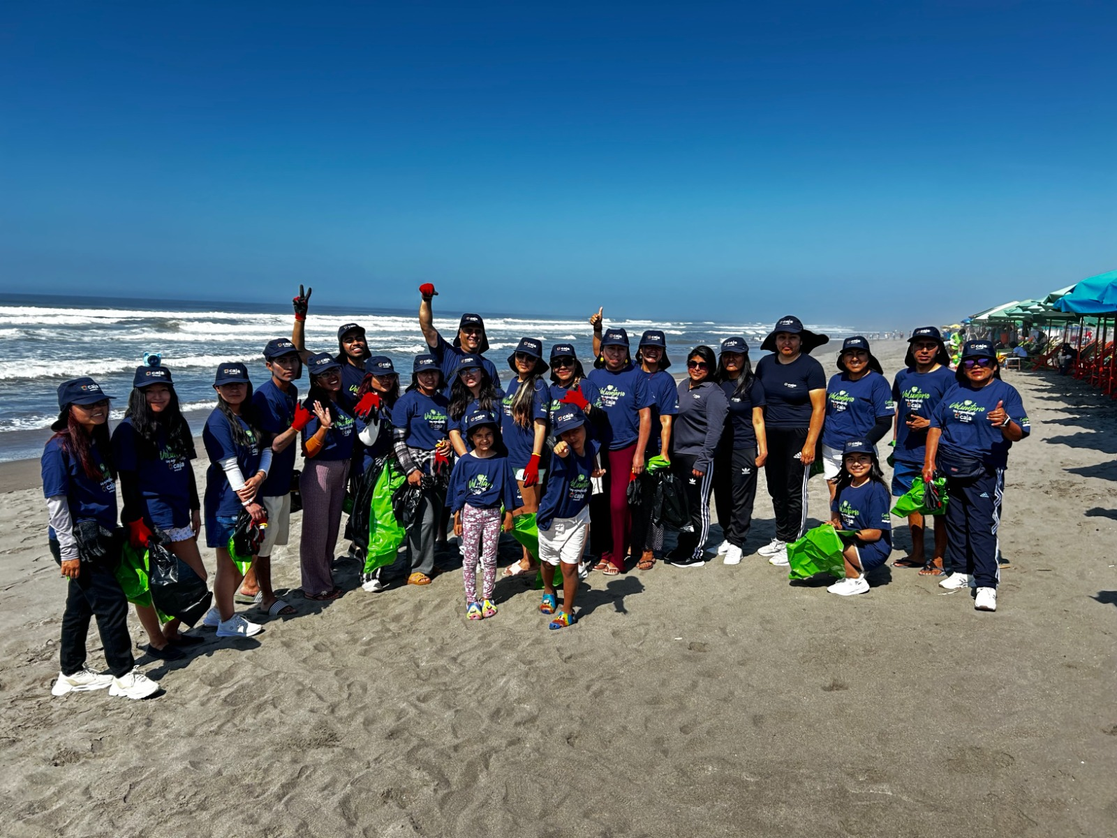 Caja Arequipa realiza jornada de limpieza en 8 playas de la región