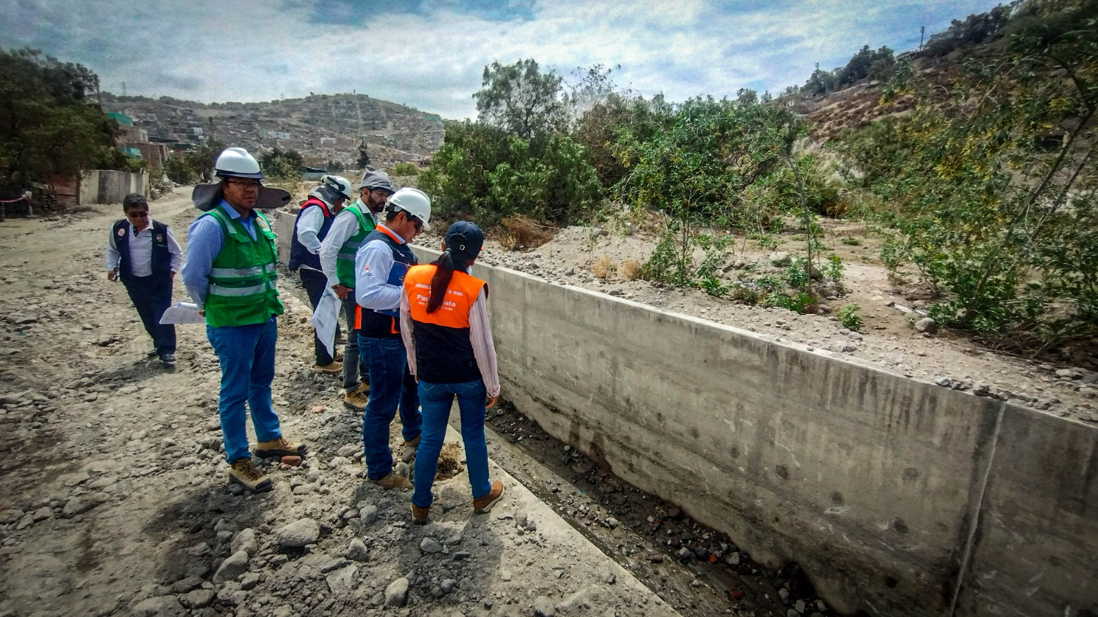 Fiscalizan descolmatación de torrenteras en Paucarpata