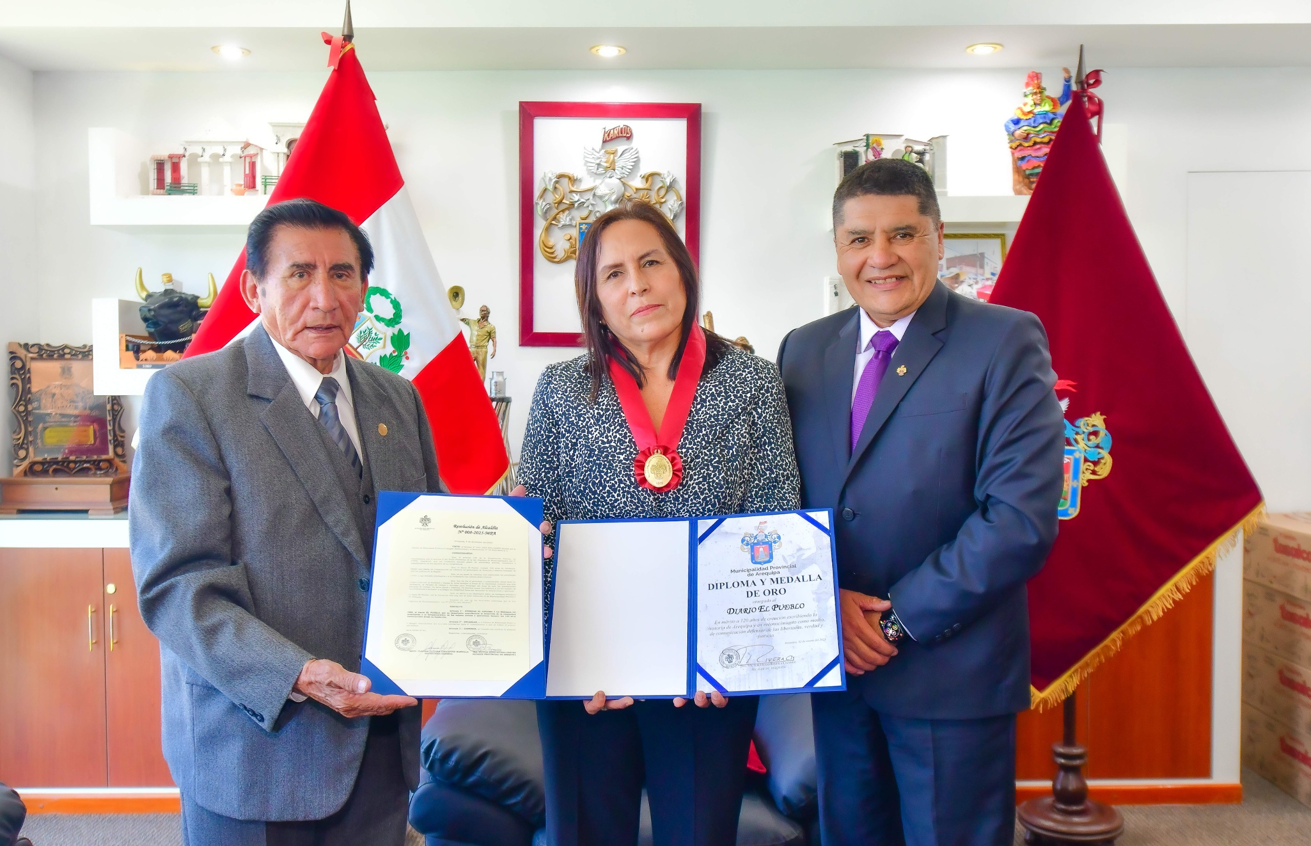 Municipalidad de Arequipa condecora con la medalla de oro al diario El Pueblo por 120 años