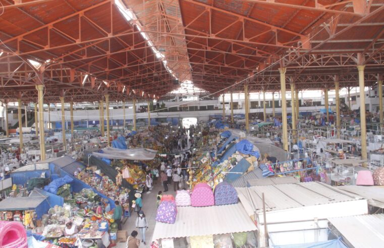 Trabajadores anuncian mejoras en el techo del mercado San Camilo