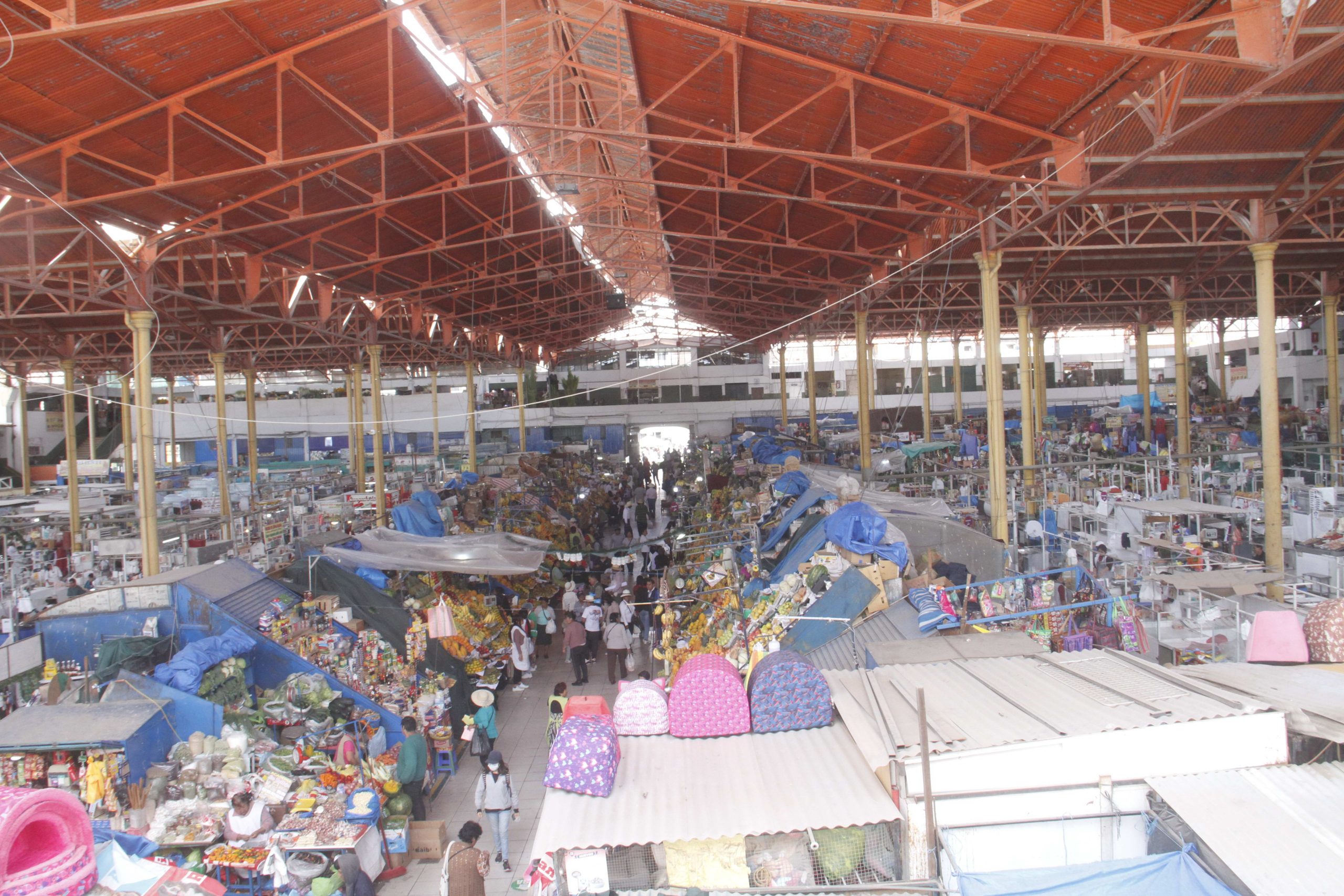 Trabajadores anuncian mejoras en el techo del mercado San Camilo