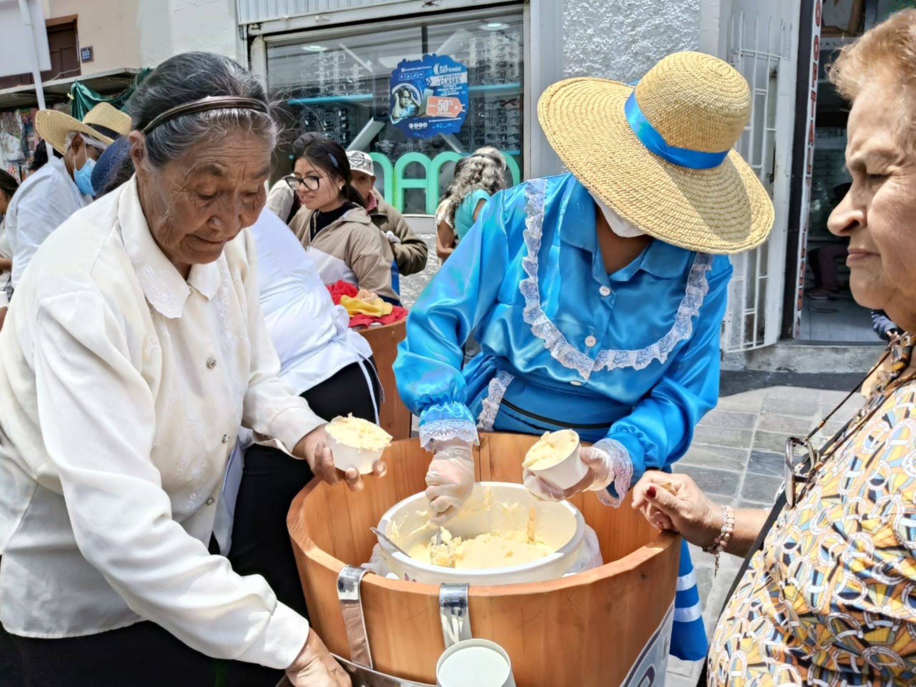 Pobladores disfrutaron del tradicional queso helado en centro de ciudad blanca