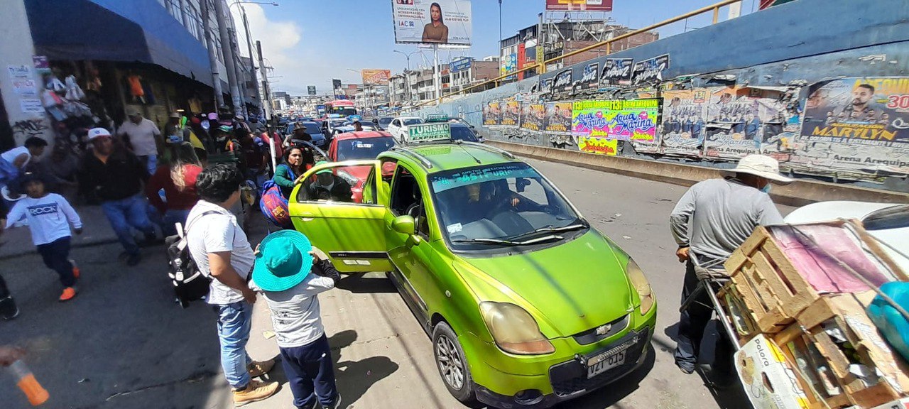 Taxistas amenazan con protesta tras incremento del costo del SETARE