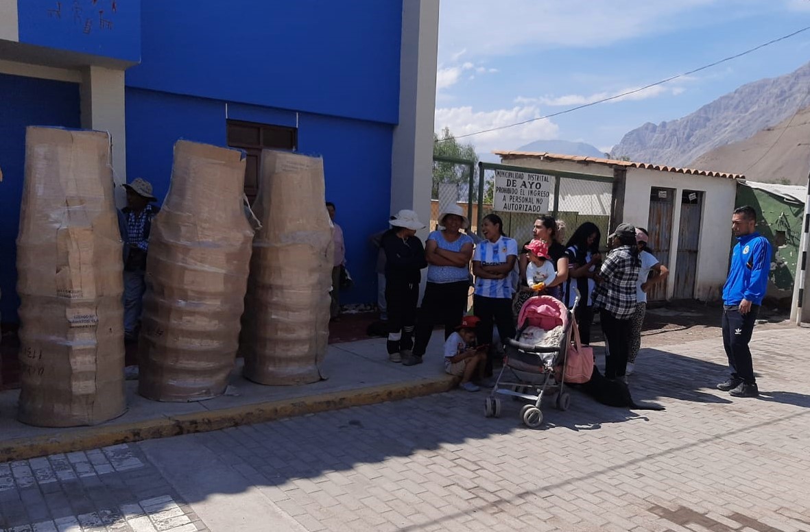 Llevan ayuda a pobladores de Ayo aislados tras ingreso de huaico
