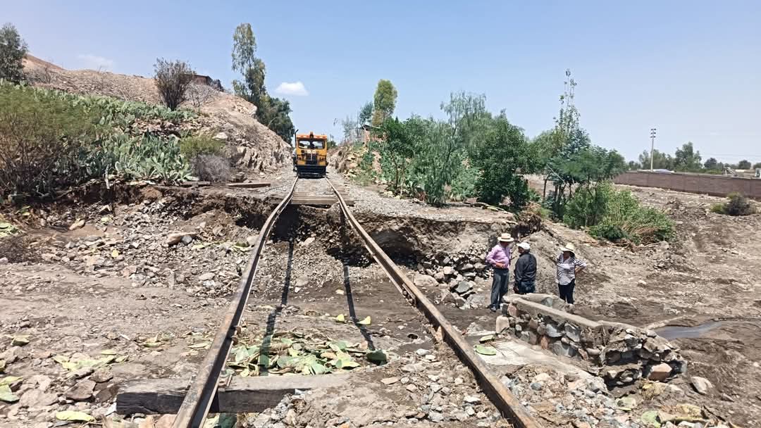 Rotura de canal madre inunda 50 viviendas y deja sin agua a población a La Joya