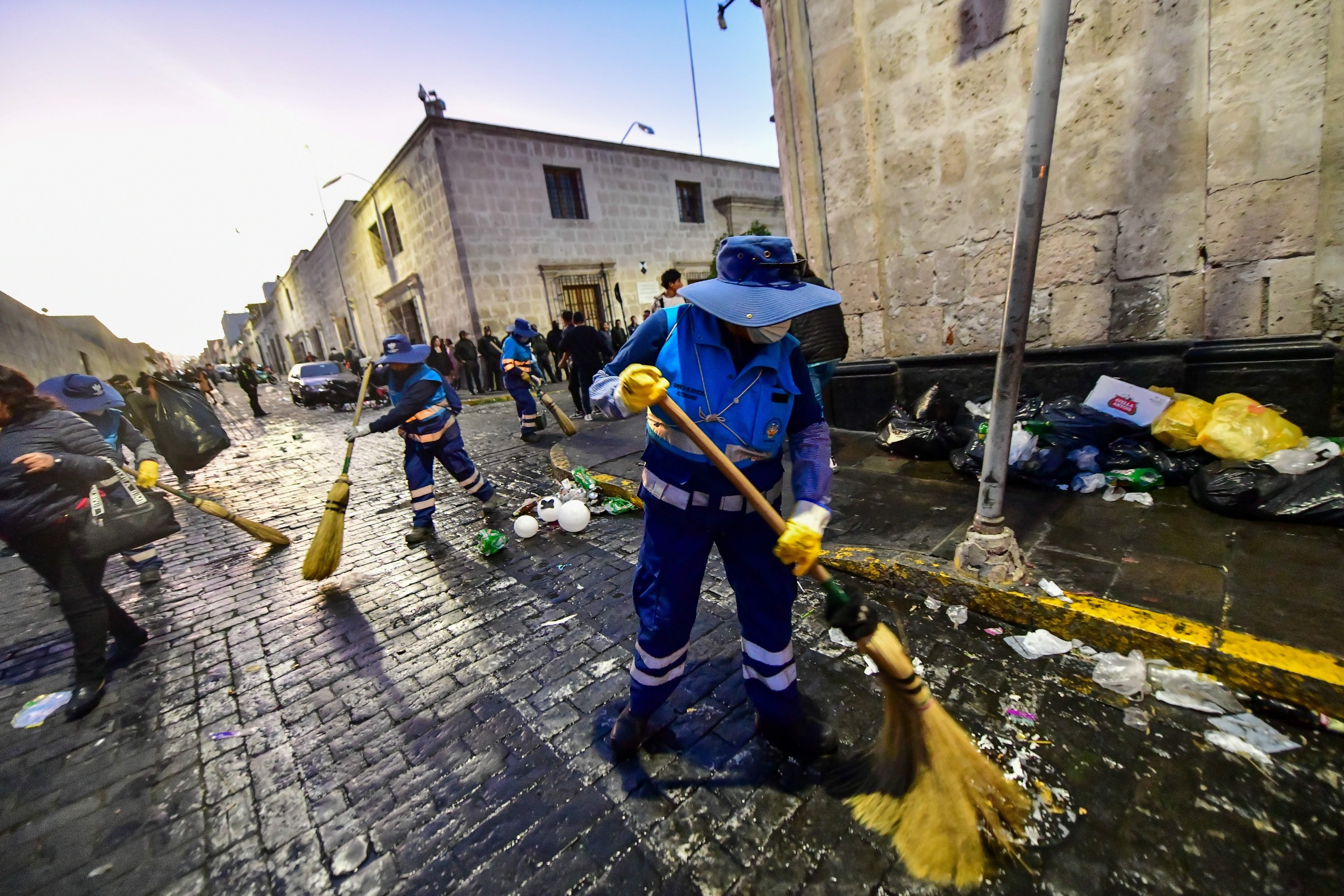 No seas indiferente. Llama la atención a quien ensucia Arequipa