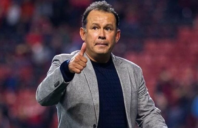 Juan Reynoso en el “bolo” para dirigir Pumas de México