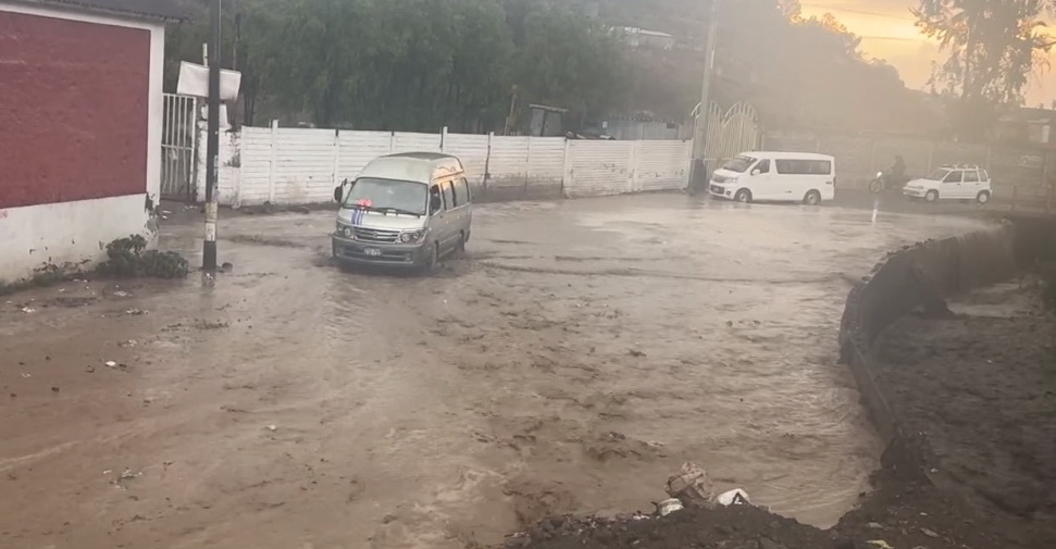 Lluvia provoca inundaciones e ingreso de torrenteras en Arequipa