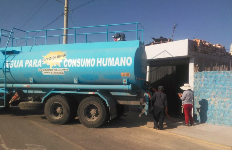 Casi 30 mil pobladores de La Joya aún reciben agua de cisternas