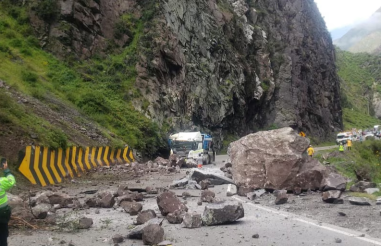 Deslizamiento de rocas dejó decenas de vehículos varados