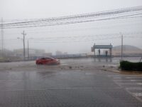 Vías convertidas en riachuelos a causa de mal clima.