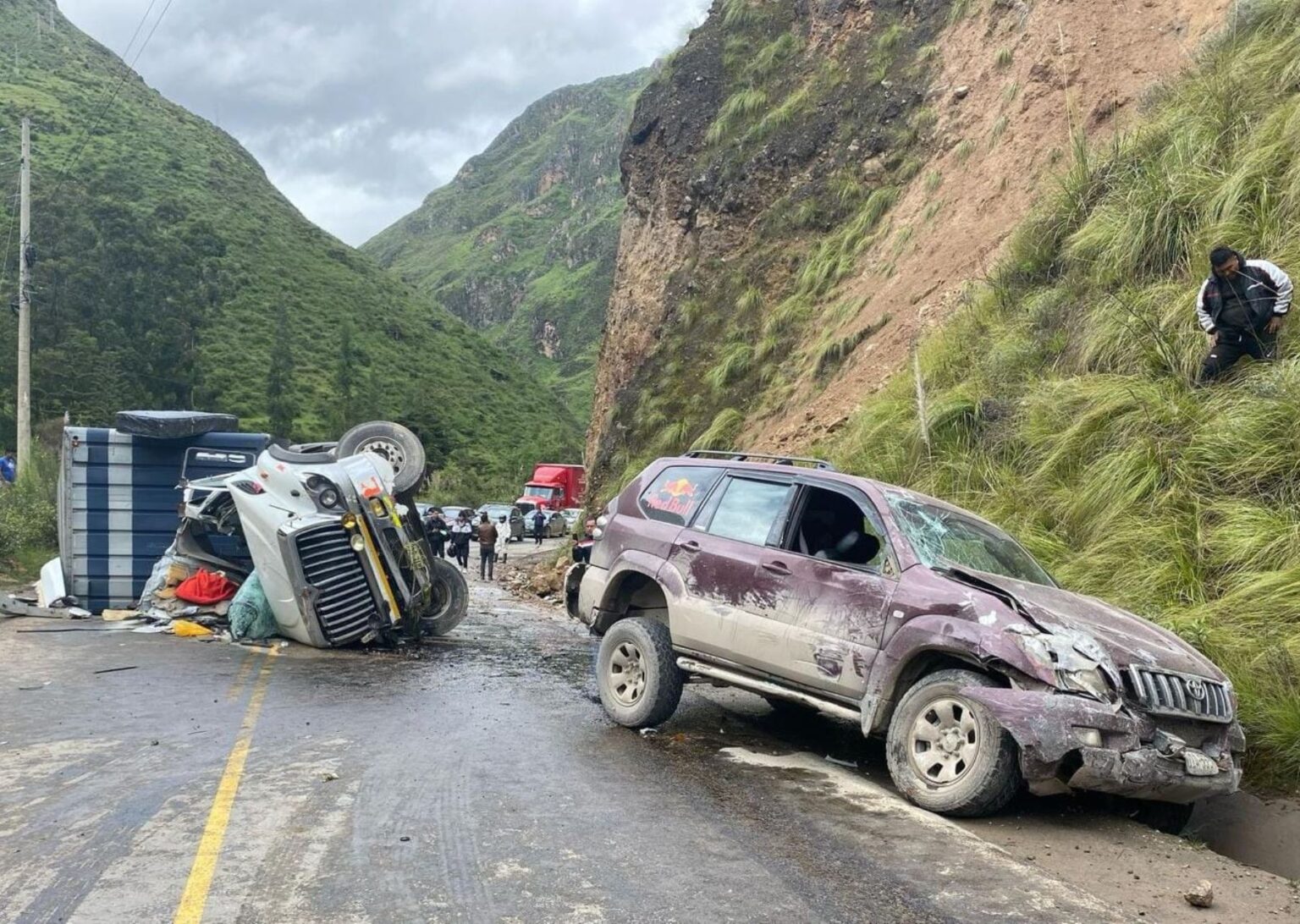 Choque de tráiler con cerro y camioneta deja varios heridos – Diario El ...
