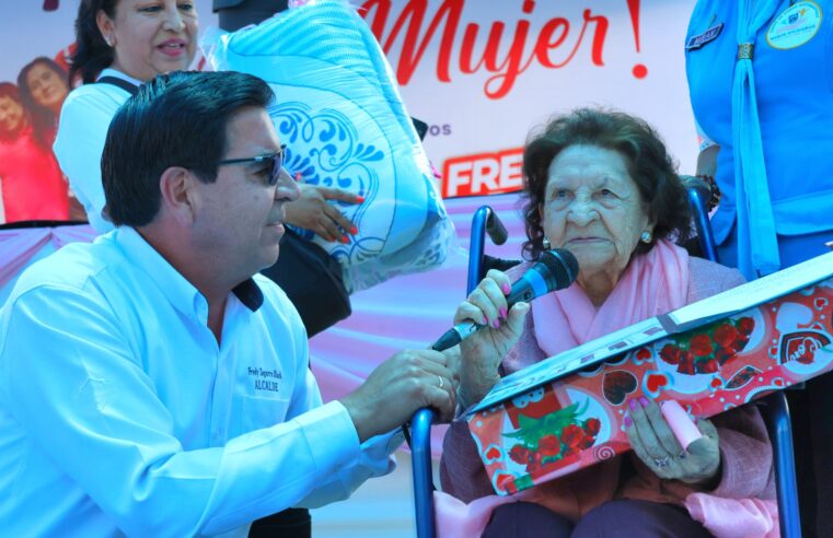 En Bustamante y Rivero reconocen a la vecina más longeva del distrito